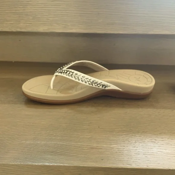 Aetrex Jules Slip On Thong Sandal in Cream - Picture 5 of 6
